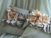 Romantico cuscino beige con fiori