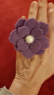 Anello  tondo regolabile con feltro fiore viola con perla