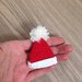 Cappello di Babbo Natale addobbo per l'albero fatto a mano all'uncinetto 