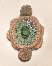 Spilla in lana con ovale filigrana verde tiffany e piccoli pom poms