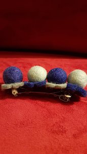 Fermaglio con fiori in lana cotta e palline