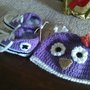 Scarpine crochet tipo sportivo in lana lilla con cuffietta gufetta.