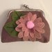 Borsellino clic clac di feltro decorato con fiori di feltro