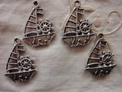 4 Ciondoli Barche in metallo color argento 29x22mm.