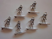 6 Ciondoli Surfista in metallo color argento 24x19mm.