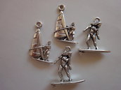 4 Ciondoli Surfista 2 modelli in metallo color argento 