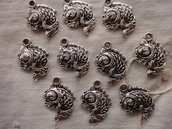 10 Ciondoli Pesci in metallo color argento 18x13mm.