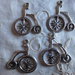 4 Ciondoli Ciclo in metallo color argento 32x27mm.