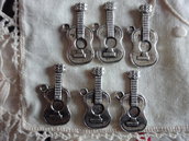 6 Ciondoli Chitarre in metallo color argento 25x12mm.