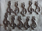 10 Ciondoli Chiavi di violino in metallo color argento 27x10mm.