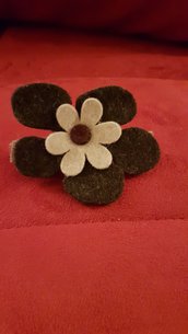 Fermaglio con fiorellino in lana cotta 