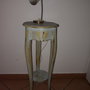 Tavolino a colonna di legno stile shabby