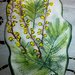 Piccoli vassoi svuota tasche di ceramica con fiori e foglie di mimose impresse per la festa della donna