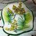 Piccoli vassoi svuota tasche di ceramica con fiori e foglie di mimose impresse per la festa della donna