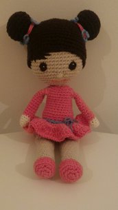 Bambola in cotone e lana amigurumi