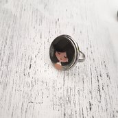 Anello cabochon con illustrazione