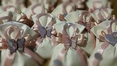 Bomboniere comunione bambina bimba sacchetto panna avorio con applicazione FARFALLA in legno lilla e rosa
