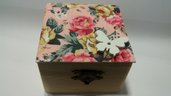 scatolina in legno rivestita con motivo floreale ed applicazione farfalla in legno