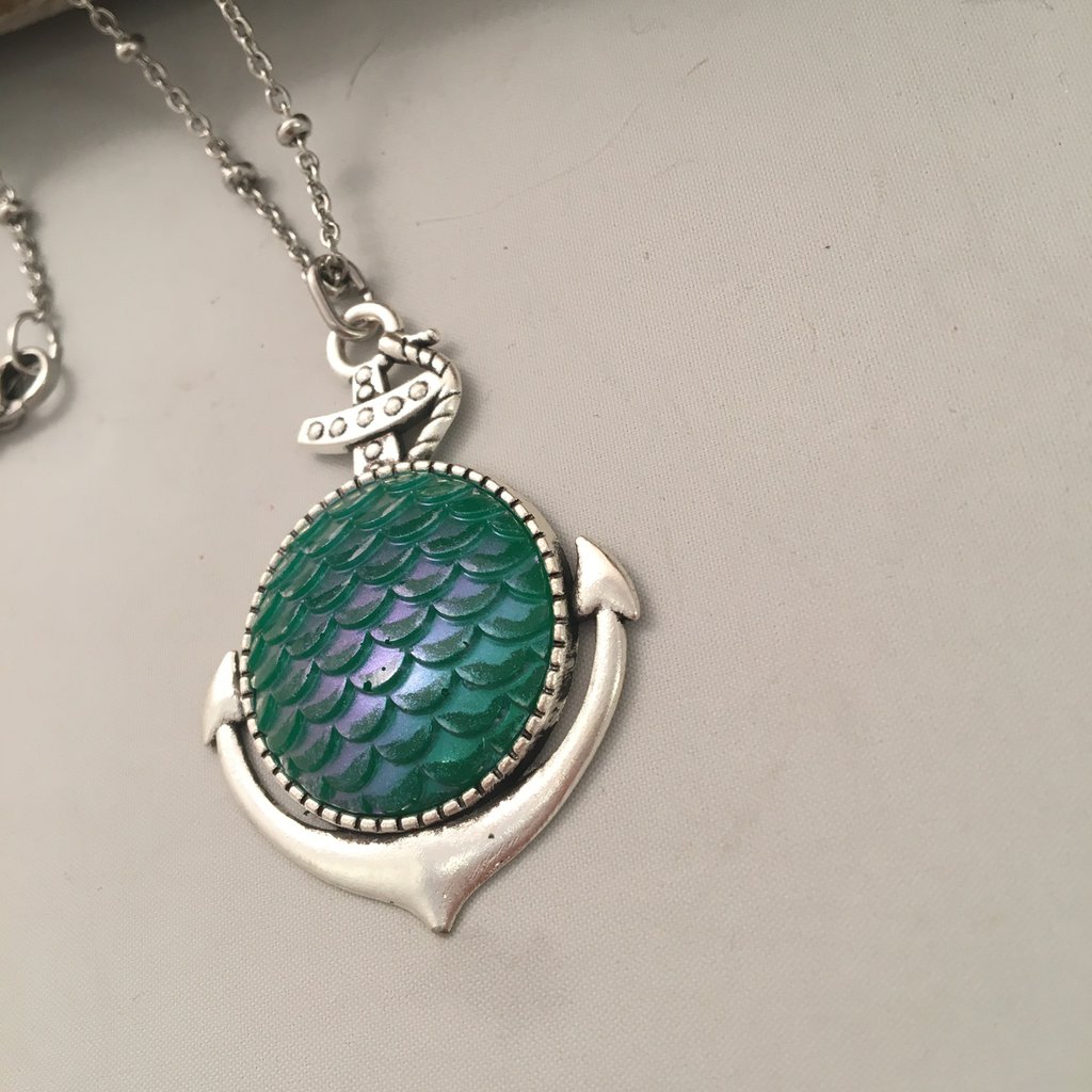 Collana lunga con fiocco sirena e cabochon - Gioielli - Collane - d Collana lunga con fiocco sirena e cabochon - Gioielli - Collane - d