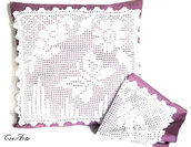 Set 2 cover per cuscini con decorazione bianca a filet