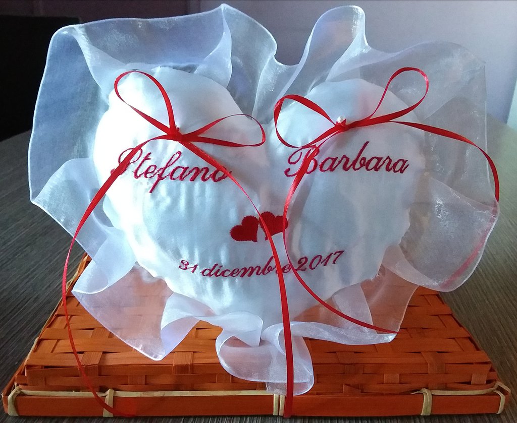 Amexo Cuscino Portafedi per Matrimonio Cuscino per Anelli con Fiocco in Raso Bianco Cuscino per Fedi Nuziali con Perla Simulazione Romantico Scatola per Anello per Matrimoni (10 x 10cm