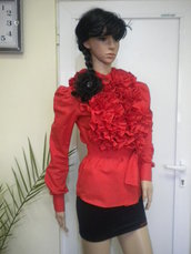 Camicia elegante da donna in rosso con riccioli di cotone.