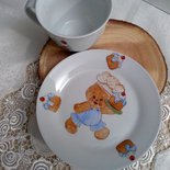 tazza e piatto per la  colazione in porcellana  dipinta  a mano ,con soggetto gingerbread