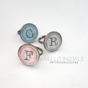 Anello cabochon con iniziale personalizzata