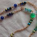 Catenina per occhiali con perle varie di tonalità verde e azzurro e catena dorata, lunghezza cm.80