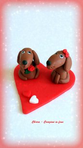 Bassotti su cuore in fimo decorazione per san valentino, miniature idee regalo animali personalizzabile