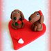 Bassotti su cuore in fimo decorazione per san valentino, miniature idee regalo animali personalizzabile