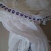 Delicata sciarpa bianca con merletto di fiorellini lilla 