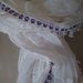 Delicata sciarpa bianca con merletto di fiorellini lilla 