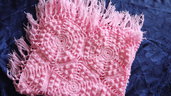 Copertina per carrozzina o culla in morbida lana baby rosa lavorata a mano 