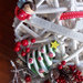 Cuore fuoriporta natalizio in vimini bianco e decorazioni in polvere di ceramica