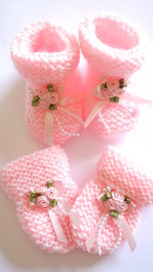 Scarpine e guanti completo in lana rosa fatto a mano 