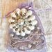 Parure collana e spilla realizzate ad uncinetto con filo elastico con cristalli sfaccettati stondati e perle classiche