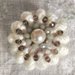 Parure collana e spilla realizzate ad uncinetto con filo elastico con cristalli sfaccettati stondati e perle classiche