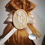 Bomboniere comunione bambino bimbo sacchetto bronzo con applicazione medaglione in resina 