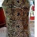 Vaso ad albarello di maiolica anticato con bitume, decorato con smalti in polvere