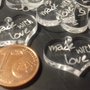 (479) Lotto ciondolini cuore MADE WITH LOVE in plexiglass trasparente