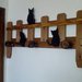 Attaccapanni in legno da parete a staccionata con gatti neri