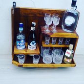 Bottigliera da parete in legno con porta bicchieri