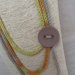 Collana in cotone biologico sfumata lavorata a tricotin con bottone tono su tono