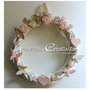 Ghirlanda in vimini shabby con roselline, farfalle, fiocchi e cuori, ecrù e rosa