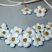 Collana di vera pelle con fiori bianchi