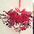 Ghirlanda fuoriporta base a forma di cuore in vimini bianco con rose in feltro rosso e angeli in polvere di ceramica dipinti a mano