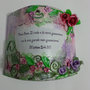 tegola in cotto, personalizzata con scritta e fiori realizzati con porcellana fredda