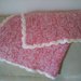 Calda e morbida copertina da bimba realizzata a mano con lana sfumata bianca e rosa antico rifinita a punto ventaglio.