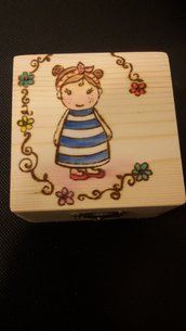 scatolina in legno con bambolina pin up